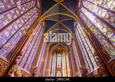 Monumentales Interieur der Sainte-Chapelle mit Buntglasfenstern, obere Ebene der königlichen Kapelle im gotischen Stil. Palais de la Cite, Paris, Frankreich Stockfoto