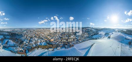Winterlicher Blick auf Deggendorf, auch bekannt als Tor zum Bayerischen Wald Stockfoto
