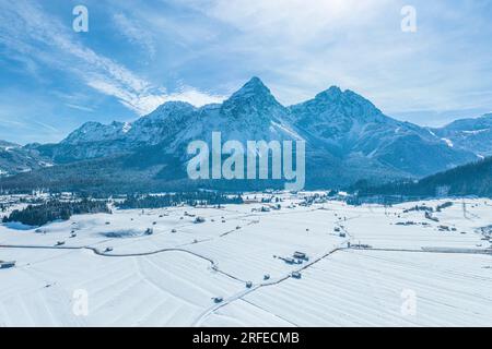 Winterliche Aussicht auf das wunderschöne Ehrwalder Basin in der Nähe von Lermoos auf der Tiroler Zugspirt Arena von oben Stockfoto