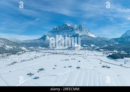 Winterliche Aussicht auf das wunderschöne Ehrwalder Basin in der Nähe von Lermoos auf der Tiroler Zugspirt Arena von oben Stockfoto