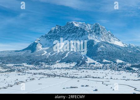 Winterliche Aussicht auf das wunderschöne Ehrwalder Basin in der Nähe von Lermoos auf der Tiroler Zugspirt Arena von oben Stockfoto