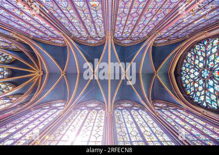 Monumentales Interieur der Sainte-Chapelle mit Buntglasfenstern, obere Ebene der königlichen Kapelle im gotischen Stil. Palais de la Cite, Paris, Frankreich Stockfoto