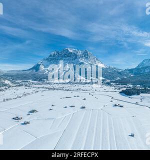 Winterliche Aussicht auf das wunderschöne Ehrwalder Basin in der Nähe von Lermoos auf der Tiroler Zugspirt Arena von oben Stockfoto