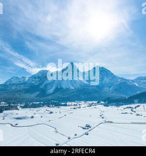 Winterliche Aussicht auf das wunderschöne Ehrwalder Basin in der Nähe von Lermoos auf der Tiroler Zugspirt Arena von oben Stockfoto