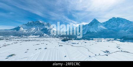 Winterliche Aussicht auf das wunderschöne Ehrwalder Basin in der Nähe von Lermoos auf der Tiroler Zugspirt Arena von oben Stockfoto