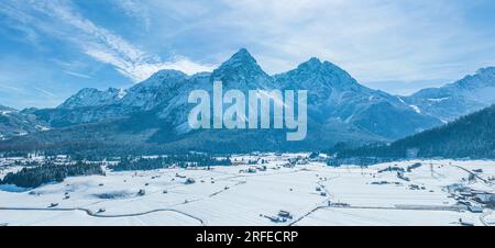 Winterliche Aussicht auf das wunderschöne Ehrwalder Basin in der Nähe von Lermoos auf der Tiroler Zugspirt Arena von oben Stockfoto