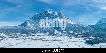 Winterliche Aussicht auf das wunderschöne Ehrwalder Basin in der Nähe von Lermoos auf der Tiroler Zugspirt Arena von oben Stockfoto