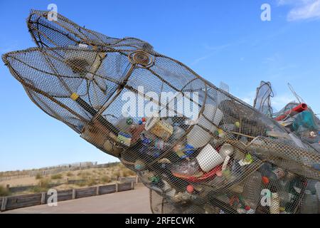 Schadstoffplastique des océans : Skulpture contenant des déchets plastiques rejetés par l’Océan Atlantique sur la plage de Lacanau Océan, Gironde, Nou Stockfoto