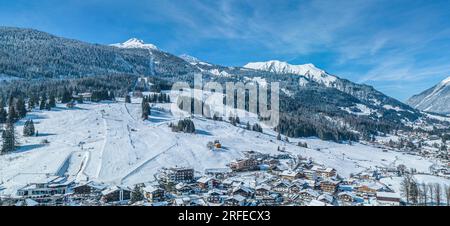 Winterliche Aussicht auf das wunderschöne Ehrwalder Basin in der Nähe von Lermoos auf der Tiroler Zugspirt Arena von oben Stockfoto