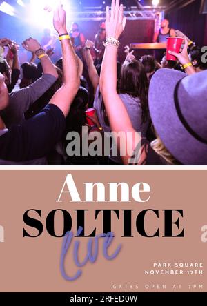 Anne soltice Live, Park Square, 17. november, Tore öffnen um 7pm Uhr, verschiedene Leute genießen das Konzert Stockfoto