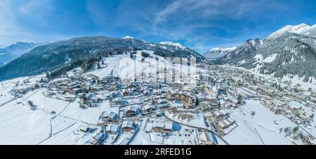 Winterliche Aussicht auf das wunderschöne Ehrwalder Basin in der Nähe von Lermoos auf der Tiroler Zugspirt Arena von oben Stockfoto