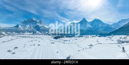 Winterliche Aussicht auf das wunderschöne Ehrwalder Basin in der Nähe von Lermoos auf der Tiroler Zugspirt Arena von oben Stockfoto