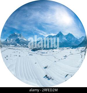 Winterliche Aussicht auf das wunderschöne Ehrwalder Basin in der Nähe von Lermoos auf der Tiroler Zugspirt Arena von oben Stockfoto