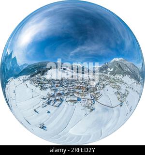 Winterliche Aussicht auf das wunderschöne Ehrwalder Basin in der Nähe von Lermoos auf der Tiroler Zugspirt Arena von oben Stockfoto