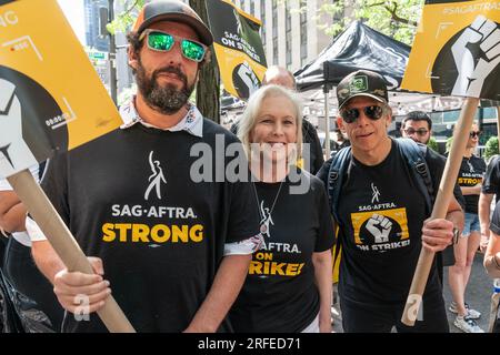 2. August 2023, New York, New York, USA: ADAM SANDLER, KIRSTEN GILLIBRAND und BEN STILLER schlossen sich einer Streikpostenlinie von WGA und sag-AFTRA vor dem NBCUniversal Hauptquartier in New York an. Senator Kirsten Gillibrand, Kongressabgeordneter Jerry Nadler, Generalanwältin Jumaane Williams trat ein und sprach an der Streikpostenlinie. (Kreditbild: © Lev Radin/Pacific Press via ZUMA Press Wire) NUR ZUR REDAKTIONELLEN VERWENDUNG! Nicht für den kommerziellen GEBRAUCH! Stockfoto