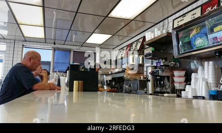 Am Freitag, den 3. August 2018, erwarten Gäste ihr Essen im Ferrell's Snappy Service in Madisonville, Hopkins County, KY, USA. Das kleine, 24-Stunden Madisonville Diner, das Ende des 1940er. Jahrhunderts von der Ferrell-Familie in Kentucky eröffnet wurde, ist der zweitälteste verbleibende Standort von Ferrell hinter Hopkinsville, das 1936 eröffnet wurde. (APEX MediaWire Foto von Billy Suratt) Stockfoto