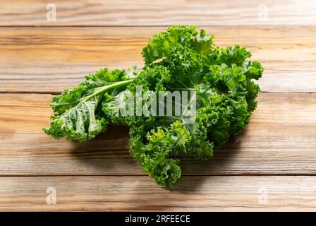 Grünkohl auf einem Holzhintergrund. Grünkohl. Stockfoto