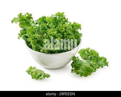 Grünkohl in Schüssel auf weißem Hintergrund. Grünkohl. Stockfoto