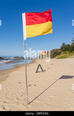 Warnflaggen für Lebensretter an einem weißen Sandstrand in Port Macquarie in New South Wales, Australien Stockfoto