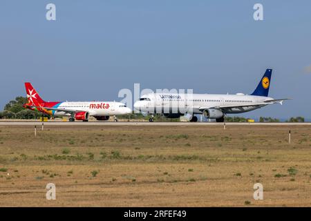 Luqa, Malta - 2. August 2023: Lufthansa Airbus A321-231 (Reg.: D-AISR) steht auf dem Startpunkt, während ein Air Malta A320 auf Alpha wartet. Stockfoto