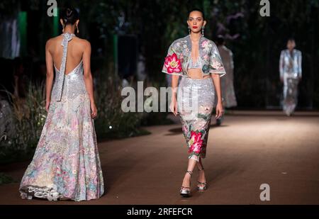 Neu-Delhi, Indien. 2. Aug. 2023. Die Modelle zeigen Kreationen des indischen Designers Rahul Mishra während der FDCI India Couture Week 2023 in Neu-Delhi, Indien, 2. August 2023. Kredit: Javed Dar/Xinhua/Alamy Live News Stockfoto