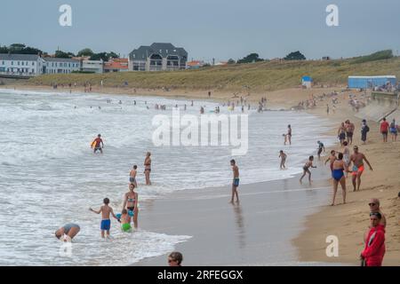 Bretignolles-sur-Mer, Frankreich - 19. August 2020 : Touristen genießen den wunderschönen Sandstrand von Bretignolles-sur-Mer France Stockfoto