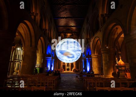 Southwell, Großbritannien. 2. Aug 2023. Luke Jerrams „Gaia“-Installation hängt an der Decke des Southwell Minster. Die drehbare Gaia mit einem Durchmesser von 7 Metern bietet hochauflösende NASA-Bilder der Erdoberfläche. Kredit: Neil Squires/Alamy Live News Stockfoto