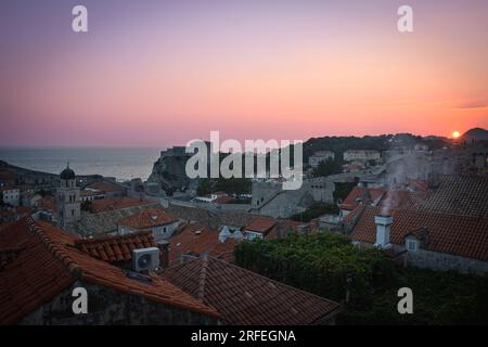 Wunderschöner Sonnenuntergang über der Altstadt von Dubrovnik - Kroatien Stockfoto