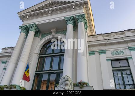 Wunderschönes weißes neoklassizistisches Gebäude mit beeindruckender detaillierter Architektur Stockfoto