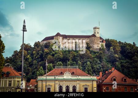 Blick auf die Burg Ljubljana und das slowenische Philharmonikum vom Kongressplatz - Slowenien Stockfoto