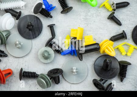 Set aus Auto- und Auto-Kunststoff-Clips Stockfoto