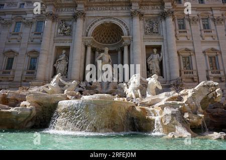 Die berühmten Skulpturen des Trevi-Brunnens aus nächster Nähe, das wichtigste Denkmal in der italienischen Hauptstadt Rom Stockfoto
