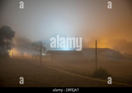 Nebel in der Sommernacht auf einer Farm Stockfoto