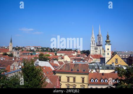 Zagreber Kathedrale und Skyline von der Oberstadt aus gesehen - Kroatien Stockfoto