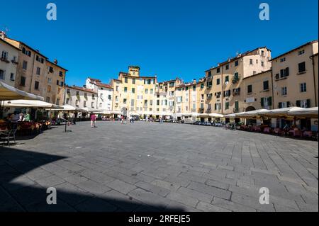 Plaza del Anfiteatro. Hat einen großen runden Ring in Form des römischen Amphitheaters aus dem 2. Jahrhundert n. Chr., das größtenteils von einer Vielzahl von Restaurants umgeben ist Stockfoto