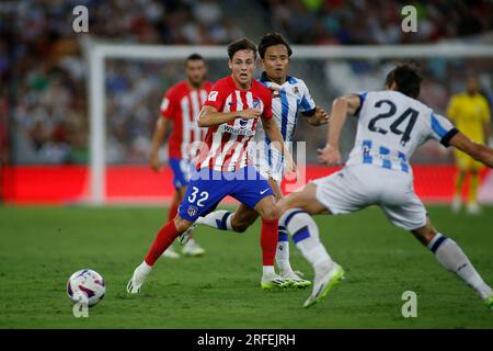 Monterrey, Mexiko. 03. Aug. 2023. Monterrey, Mexiko 02/08/23: Saisonvorbereitung zwischen Atlético Madrid und Real Sociedad. Atlético Madrider Spieler Riquelme fordert die #24 Defender Real Sociedad heraus, Robin Le Normand mit dem #14 Angreifer Real Sociedad, Takefusa Kubo beobachtet (Foto von PxImages/Sipa USA) Kredit: SIPA USA/Alamy Live News Stockfoto