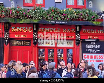 Menschenmenge vor dem berühmten Temple Bar Pub im Temple Bar District in Dublin, Irland Stockfoto