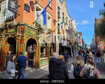 Blick auf eine Straße voller traditioneller irischer Pubs im Viertel Temple Bar in Dublin, Irland Stockfoto