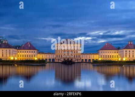 Schloss Nymphenburg in München bei Nacht, Bayern, Deutschland, Europa Stockfoto