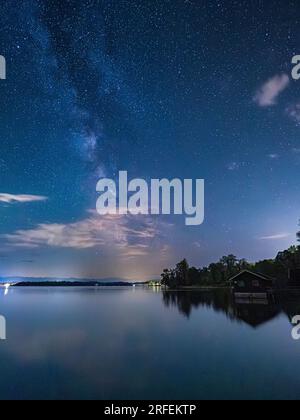 Sternenhimmel mit Milchstraße über dem Starnberger See, Bayern, Deutschland, Europa Stockfoto