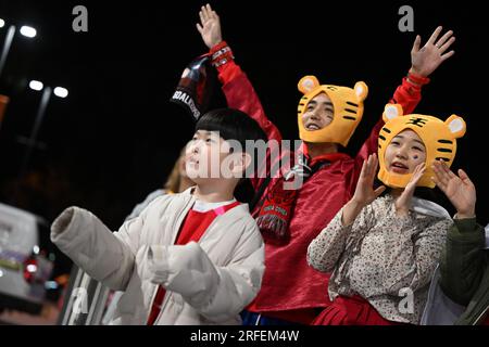 Brisbane, Australien. 03. Aug. 2023. Fußball, Frauen: Weltmeisterschaft, Südkorea - Deutschland, Vorrunde, Gruppe H, Spieltag 3 im lang Park, südkoreanische Fans feiern außerhalb des Stadions. Kredit: Sebastian Christoph Gollnow/dpa/Alamy Live News Stockfoto