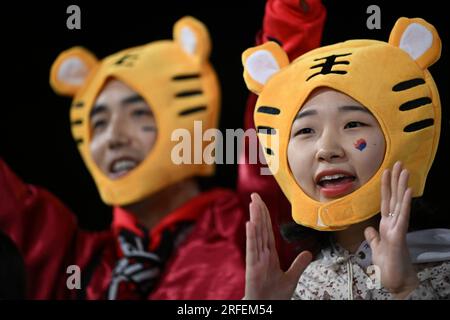 Brisbane, Australien. 03. Aug. 2023. Fußball, Frauen: Weltmeisterschaft, Südkorea - Deutschland, Vorrunde, Gruppe H, Spieltag 3 im lang Park, südkoreanische Fans feiern außerhalb des Stadions. Kredit: Sebastian Christoph Gollnow/dpa/Alamy Live News Stockfoto