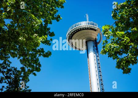 Faro de Moncloa-Sendeturm mit Aussichtsplattform Stockfoto