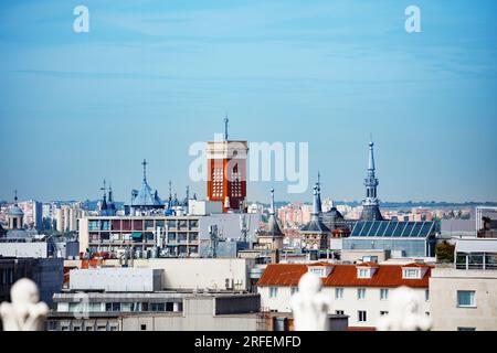 Panorama und Dächer in Madrid mit Kirche des Heiligen Kreuzes Stockfoto