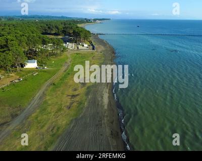 Blick auf den Strand mit schwarzem magnetischem Sand in Georgia. Luftaufnahmen, schwarzer Sandstrand, Wellen, Lifestyle, Gelände. Küste. Stockfoto