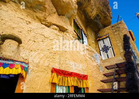 Chhoser Cave Civilization and Museum and Hotel in a man Made Cave in Upper Mustang of Nepal Stockfoto