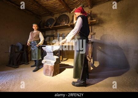 Blick auf einen traditionellen, alten, lokalen kasachischen Schmied mit männlichen Arbeitern. In der alten Festung, Zitadelle Museum in Shymkent, Kasachstan. Stockfoto