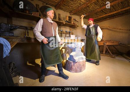 Blick auf einen traditionellen, alten, lokalen kasachischen Schmied mit männlichen Arbeitern. In der alten Festung, Zitadelle Museum in Shymkent, Kasachstan. Stockfoto