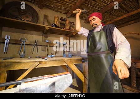 Blick auf einen traditionellen, alten, lokalen kasachischen Schmied mit Arbeiter. In der alten Festung, Zitadelle Museum in Shymkent, Kasachstan. Stockfoto