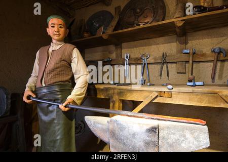 Blick auf einen traditionellen, alten, lokalen kasachischen Schmied mit Arbeiter. In der alten Festung, Zitadelle Museum in Shymkent, Kasachstan. Stockfoto